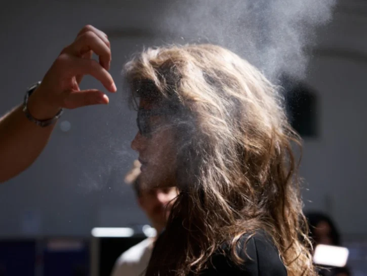 La lacca fa male ai capelli?