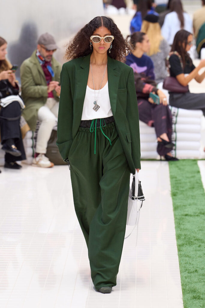Modella con maxi collana con pendente alla sfilata di Lacoste