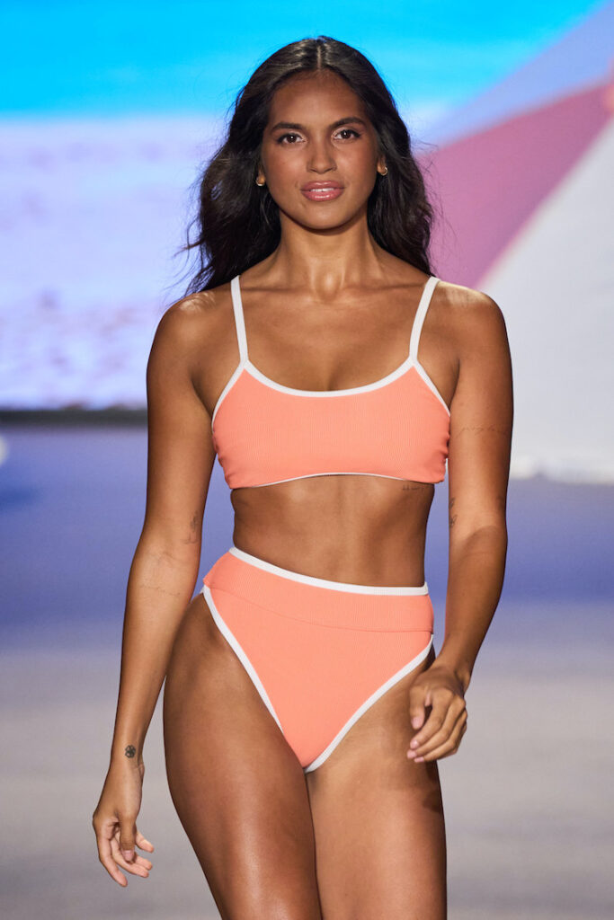 Modella sfila con un bikini con scollo a U