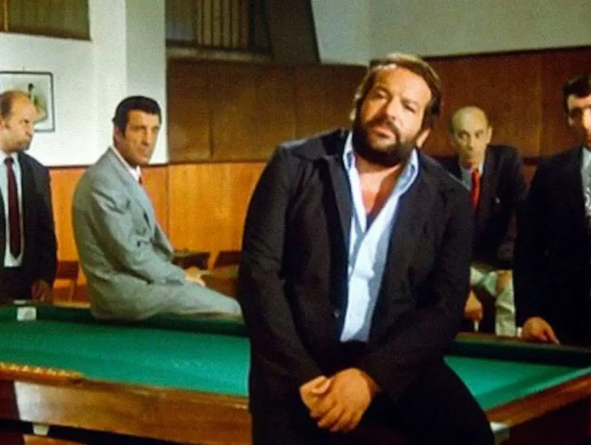 Bud Spencer e altri attori in una scena del film piedone lo sbirro