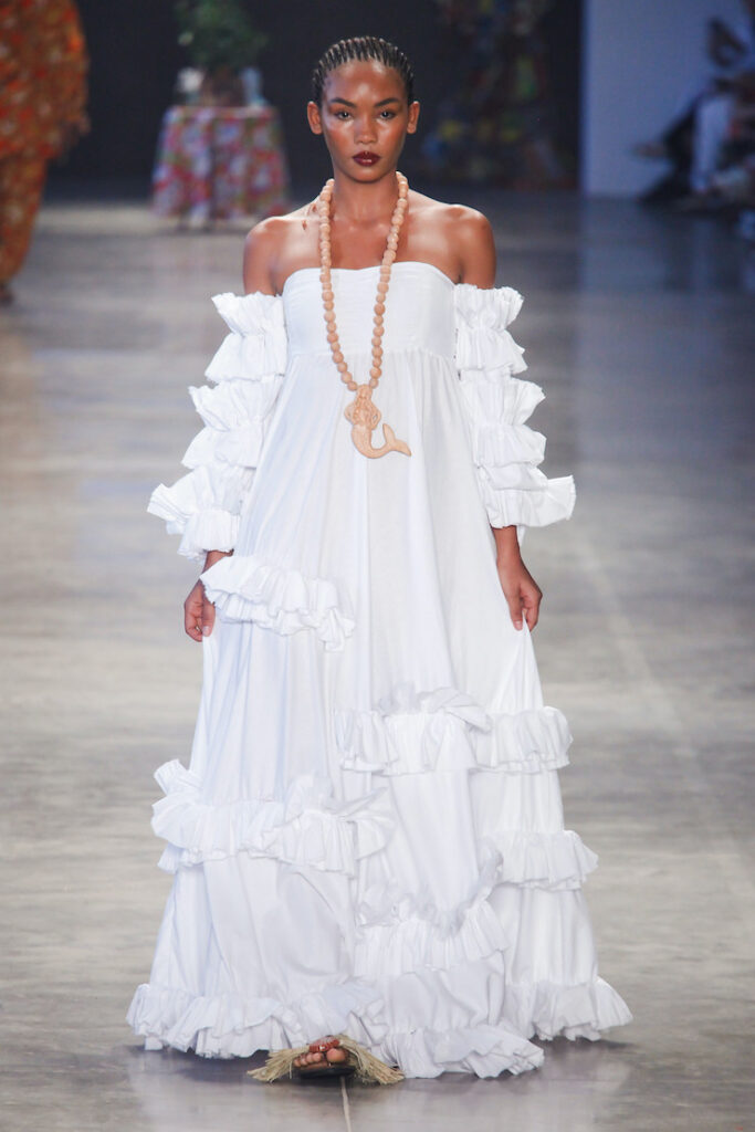 Modella con maxi collana con pendente alla sfilata di Meninos Rei
