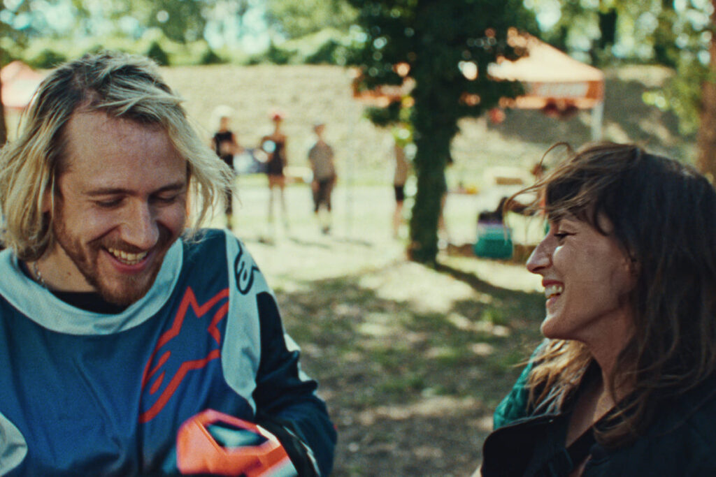 I protagonisti del film "Allora balliamo" sorridono in una scena
