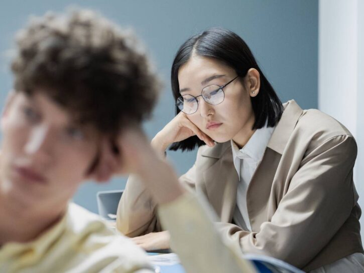 Aumenta la tristezza lavorativa: ma si può lavorare felici?