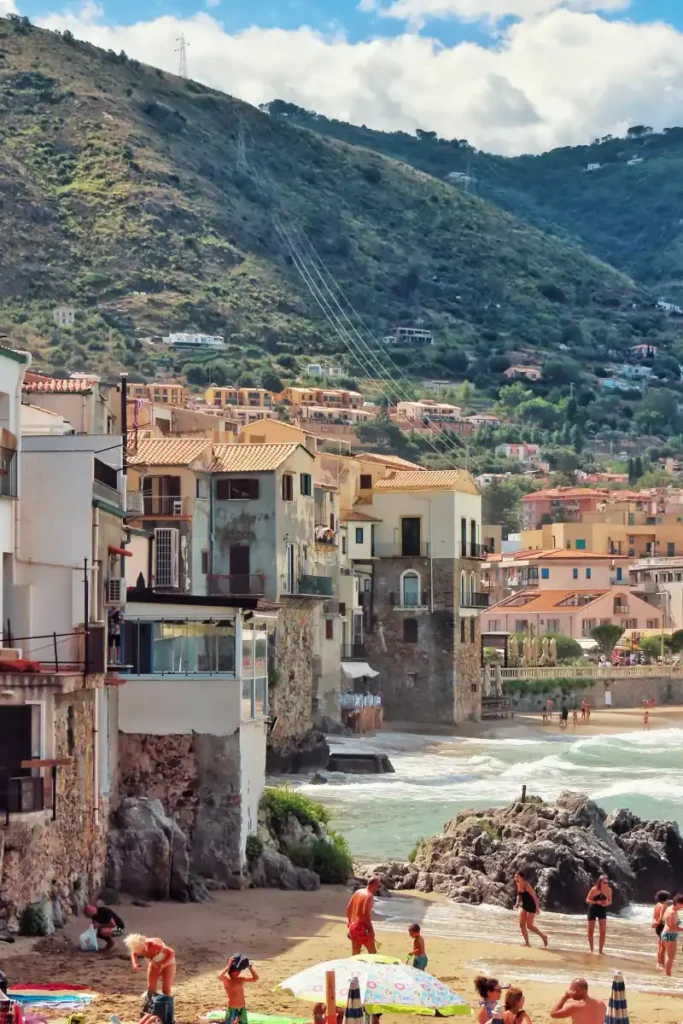 Bagnanti italiani in spiaggia a Cefalù