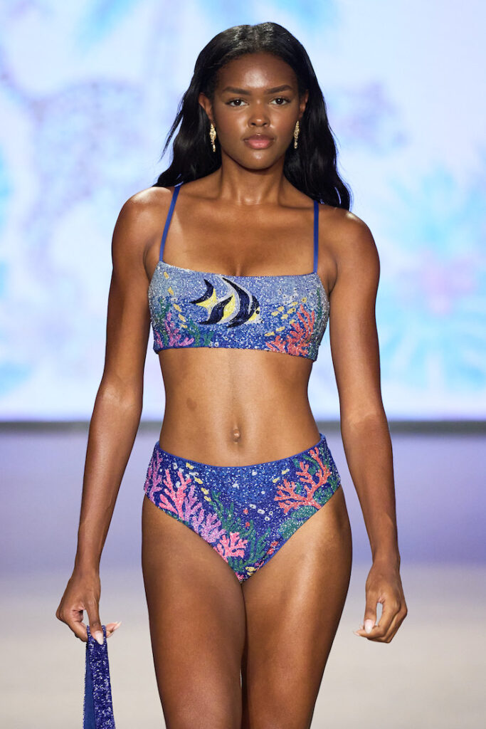 Modella sfila con un bikini a fantasia con scollo a U