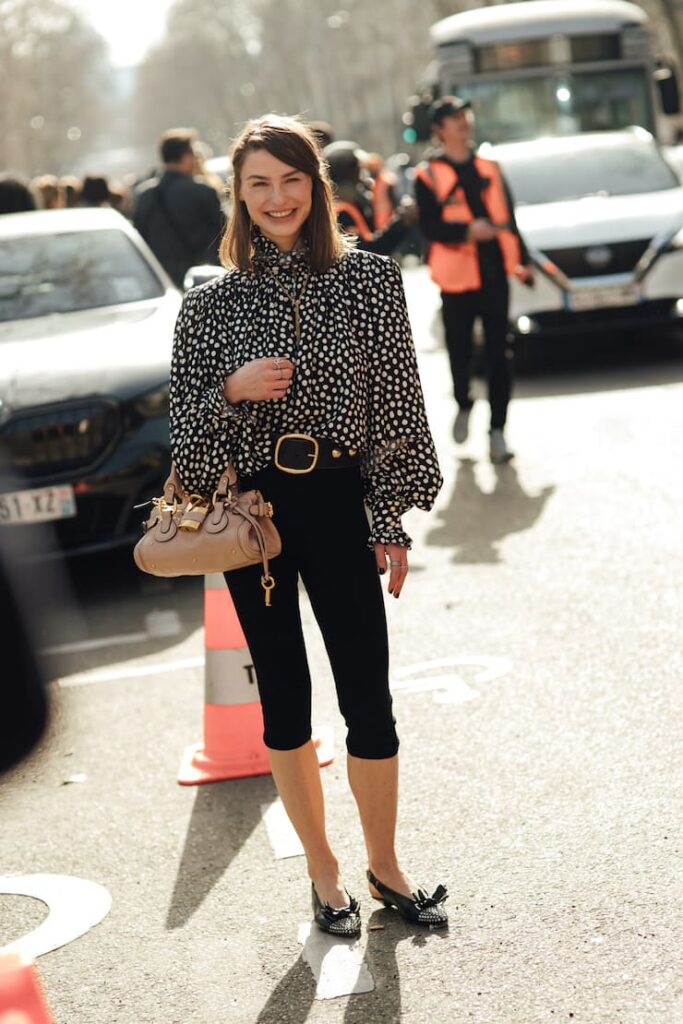 Ragazza con blusa e Capri pants