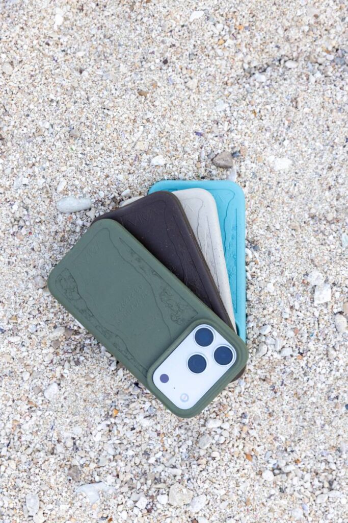 Le cover per smarthphone in Olive Matter, materiale innovativo ottenuto dagli ulivi pugliesi colpiti dalla Xylella.