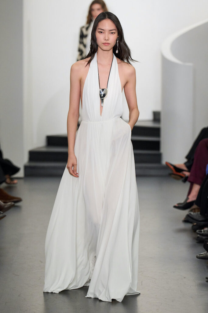 Modella con maxi collana con pendente alla sfilata di Ralph Lauren