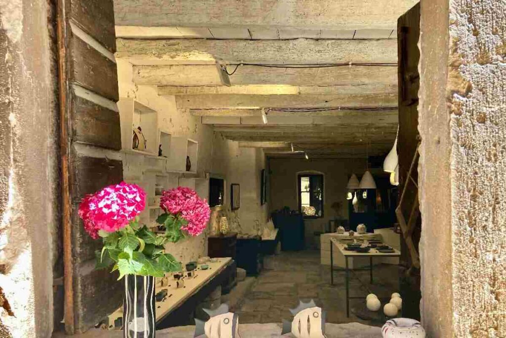 Ingresso di un atelier di ceramica a Rovigno