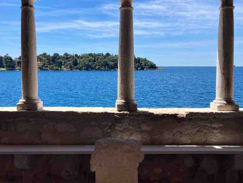 Vista del mare a Rovigno, oltre un colonnato