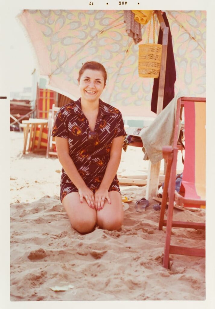 donna villeggiante degli anni 60 in Italia