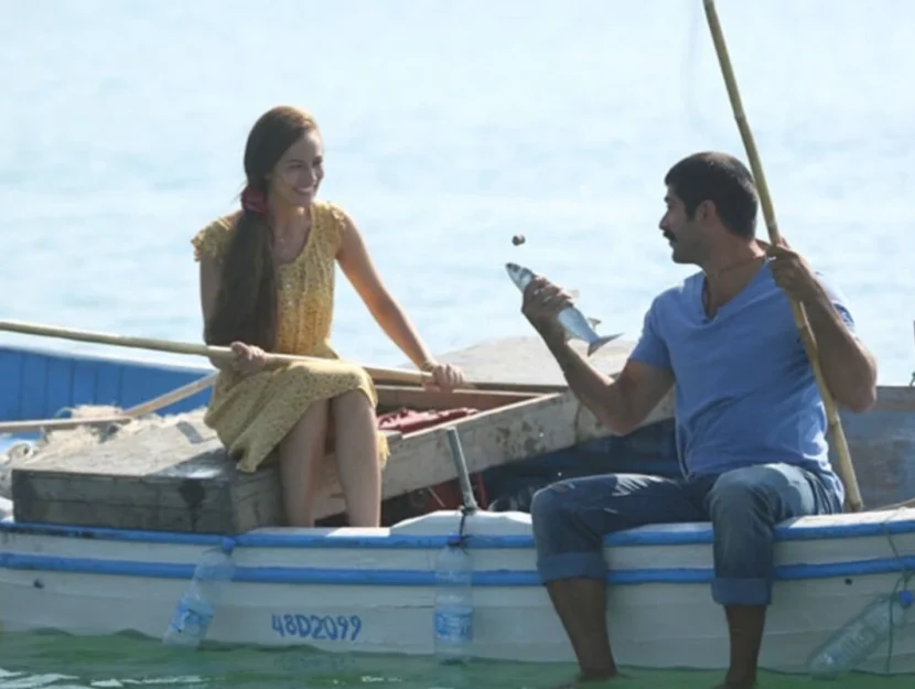 Una scena del film "Un amore come te" con Burak &Ouml;z&ccedil;ivit e Fahriye Evcen