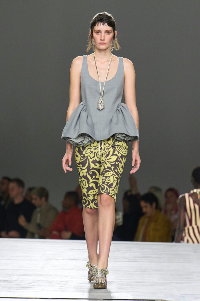 Modella con maxi collana con pendente alla sfilata di Dries Van Noten