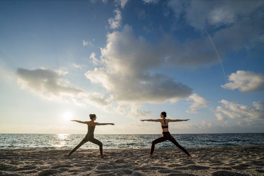 yoga sulla spiaggia al Capovaticano Resort Thalasso Spa, in Calabria