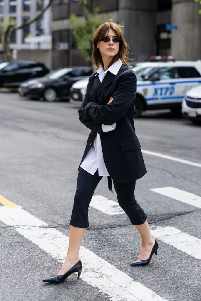 Daisy Edgar-Jones con blazer e Capri pants