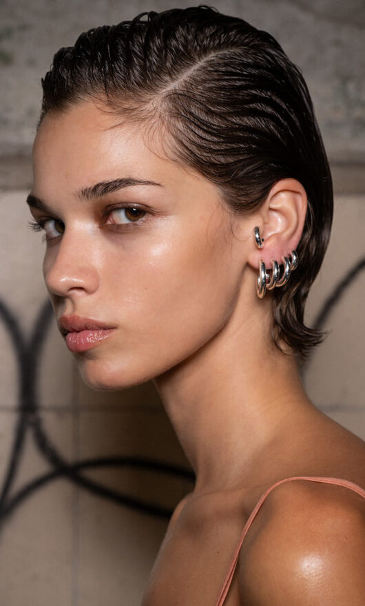 Capelli corti effetto bagnato: i look del momento che danno carattere
