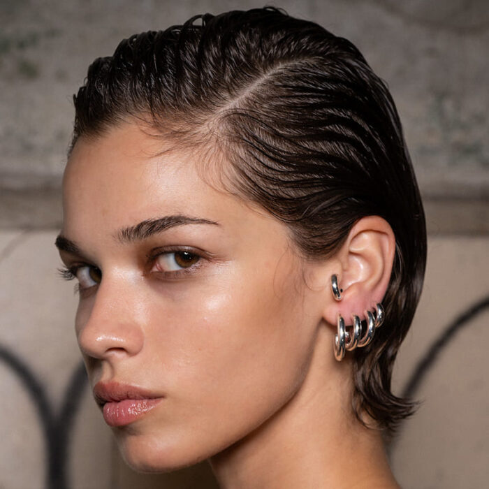 Capelli corti effetto bagnato: i look del momento che danno carattere