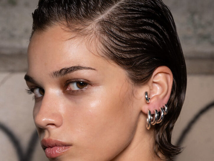 Capelli corti effetto bagnato: i look del momento che danno carattere