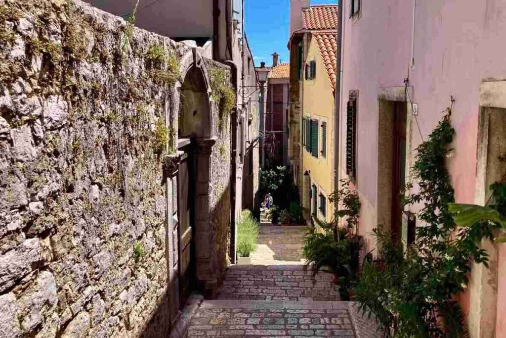 Vicolo nella citt&agrave; vecchia di Rovigno