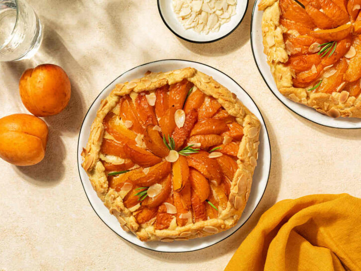 Crostata di albicocche con lo squacquerone: fresca, cremosa e irresistibile