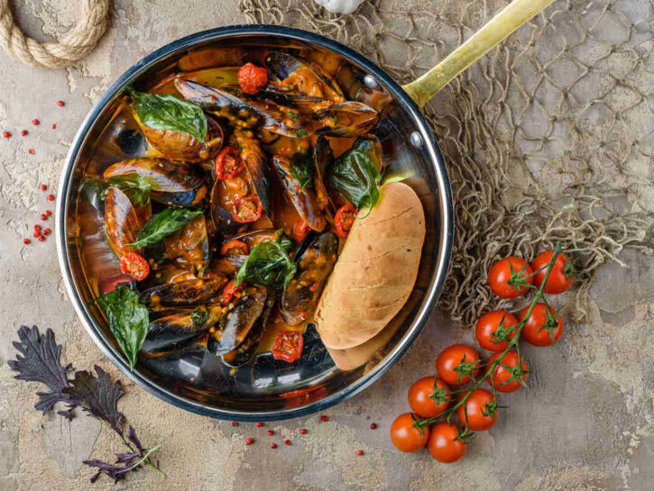 Cozze alla napoletana con friselle: il sapore del mare in tavola