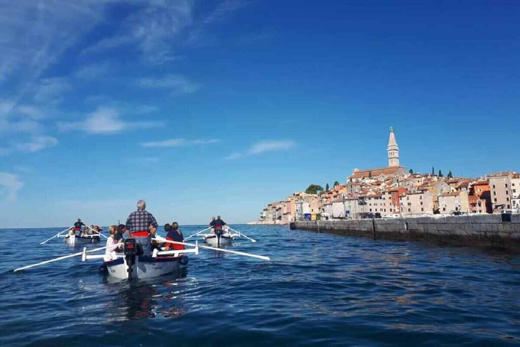 Una barca nel mare davanti a Rovigno, Istria