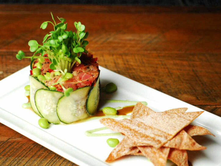 Tartara di tonno con zucchinette e loro fiori