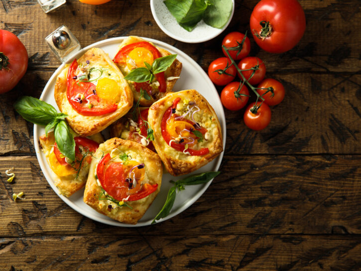 Tartellette di pane carasau con pomodori e ravanelli