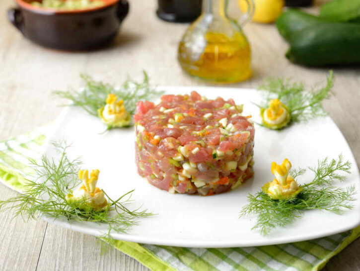 Tartare di manzo e zucchine: fresca, raffinata e pronta in 20 minuti