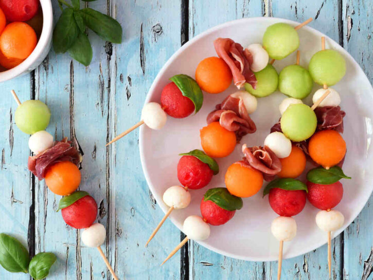 Bocconcini di anguria e melone con caprino: ricetta per un aperitivo fresco
