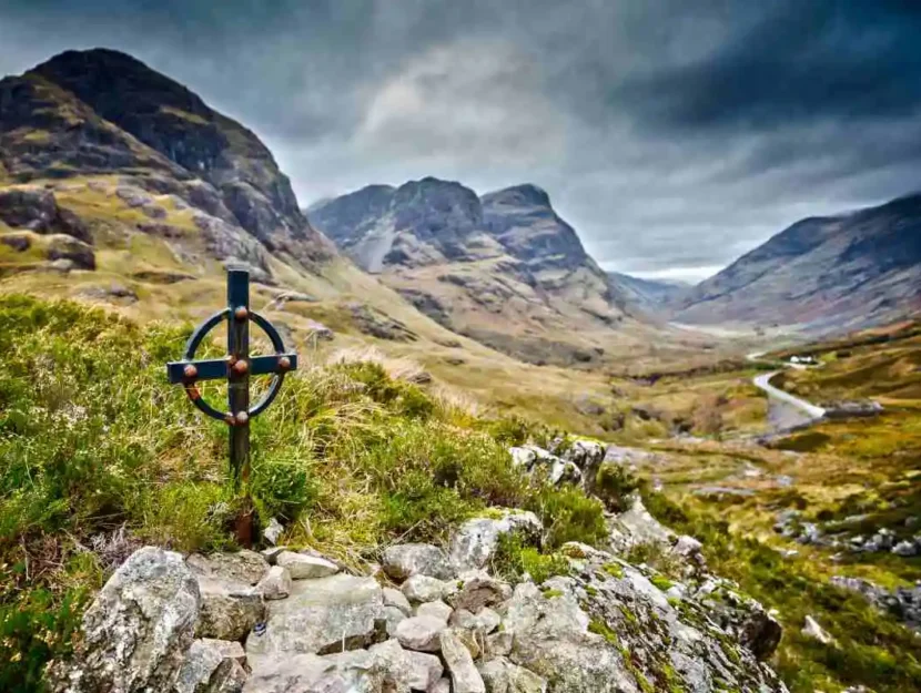 paesaggio nelle Highlands con croce