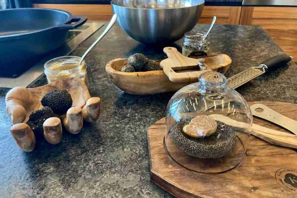 Pezzi di tartufo in una cucina con ciotole e gli appositi utensili