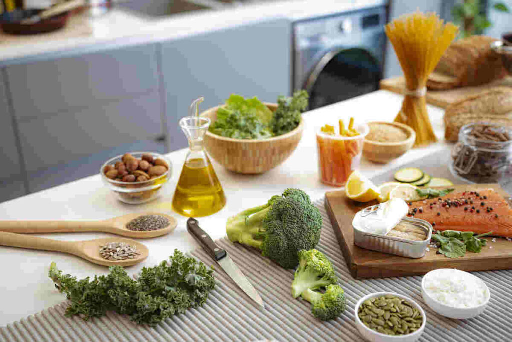 Ingredienti ricchi di magnesio su tavolo: broccoli, frutta secca, semi di zucca, salmone