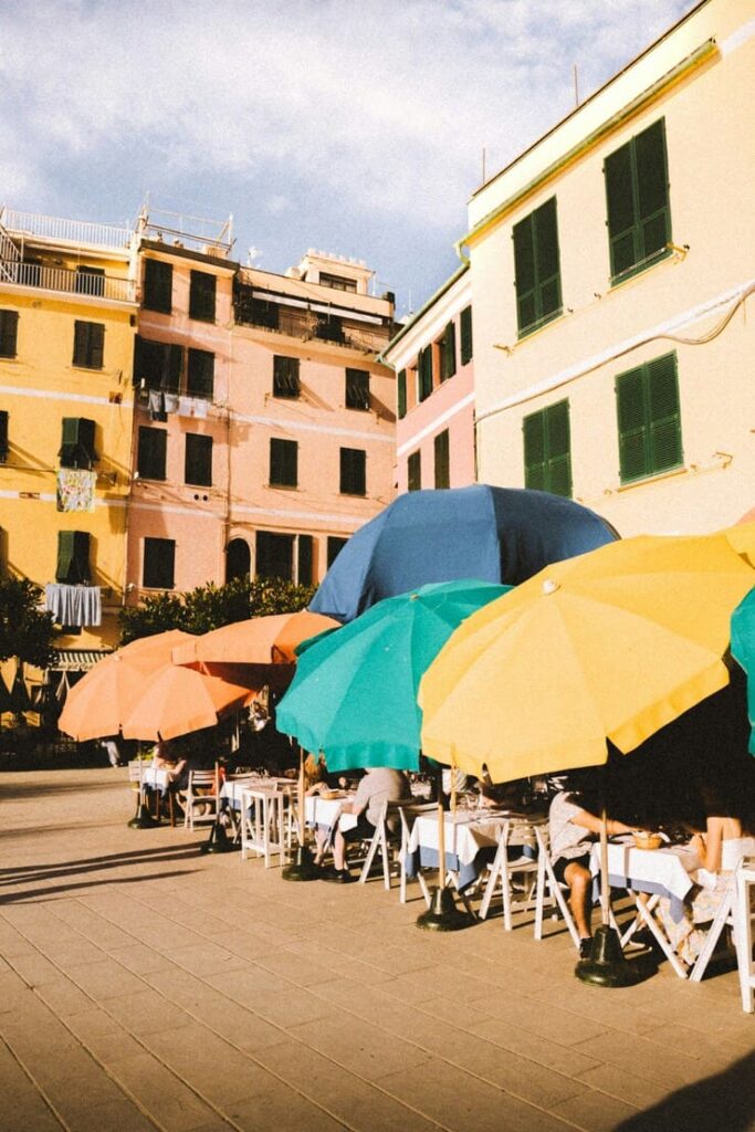 villeggianti nella piazza di un borgo italiano