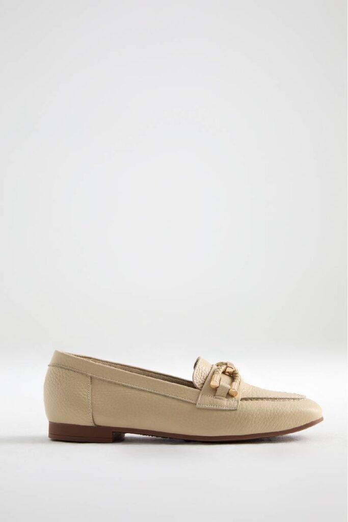 mocassino beige con morsetto dorato
