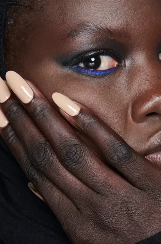 Press-on nails, perché piacciono così tanto e come usarle senza rischi