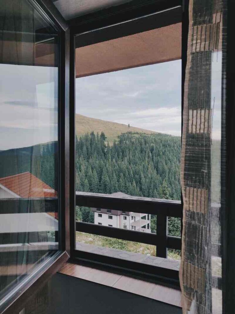 Finestra aperta che affaccia su montagna