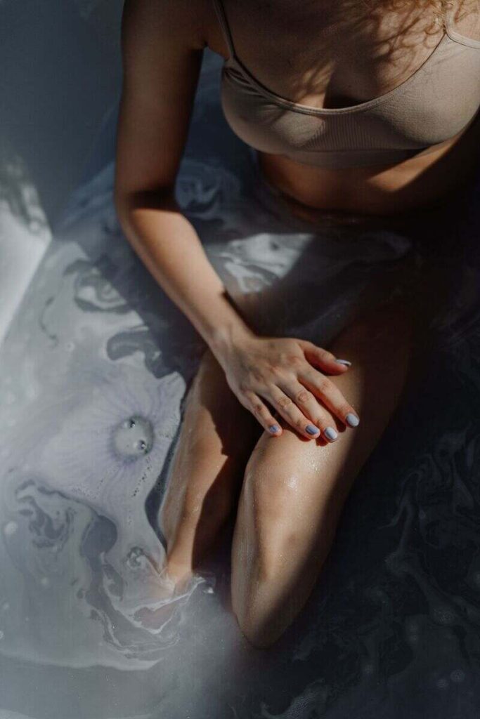 Donna in vasca da bagno