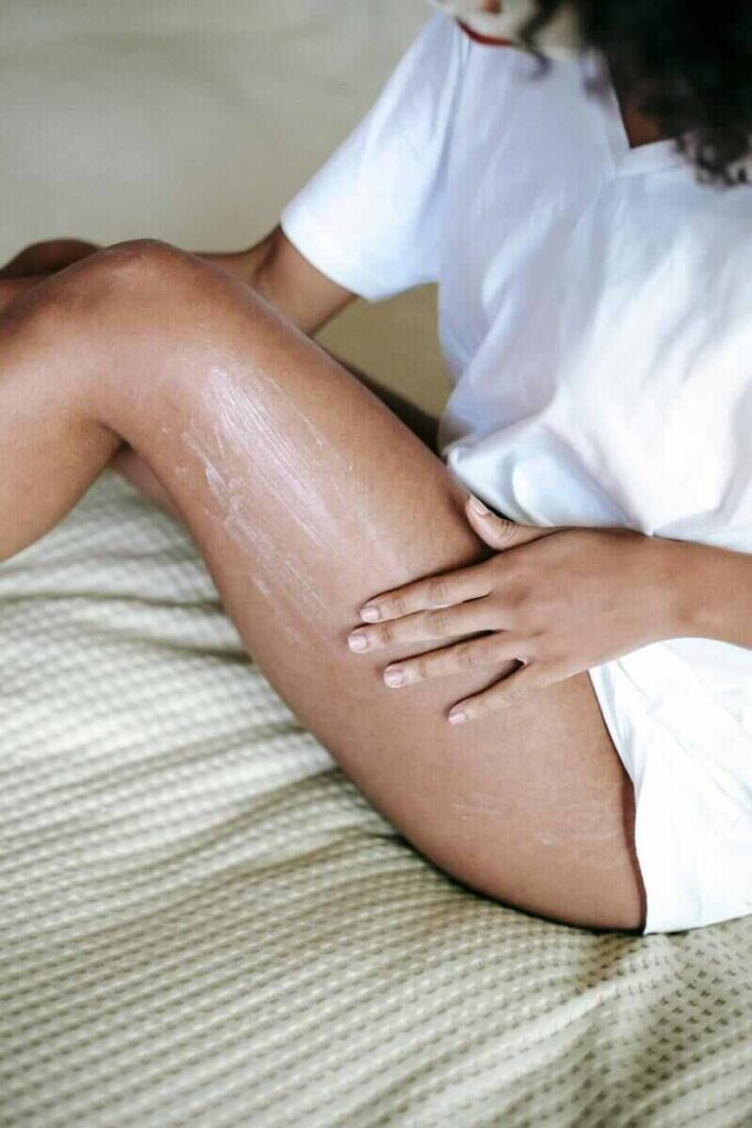 Gambe di donna con crema