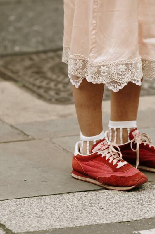 Il quiet luxury colpisce ancora, ora tocca alle sneakers (più semplici e minimali)