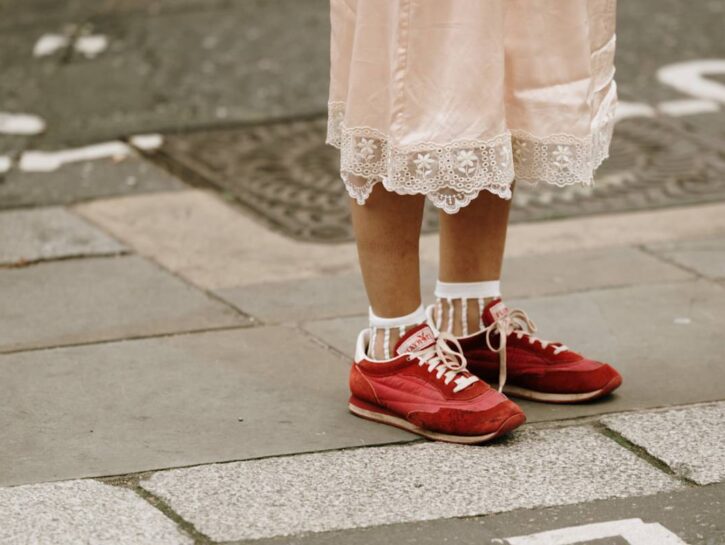 Il quiet luxury colpisce ancora, ora tocca alle sneakers (più semplici e minimali)