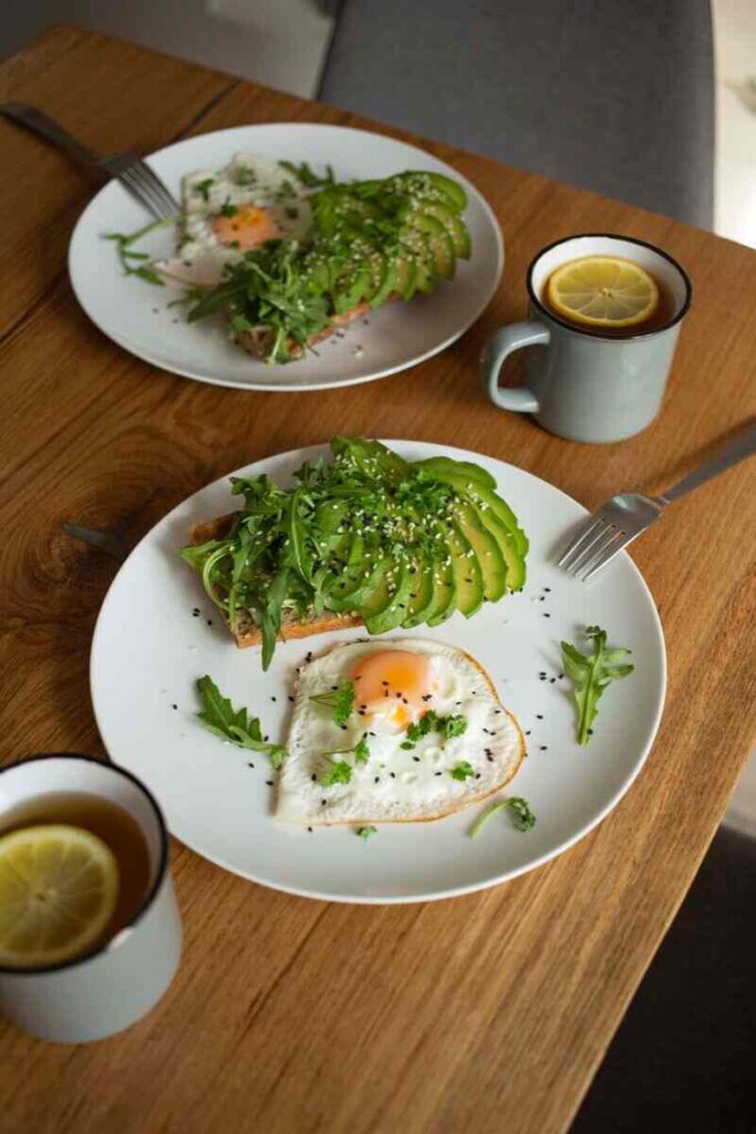 Due avocado toast con uovo occhio di bue e due te con limone