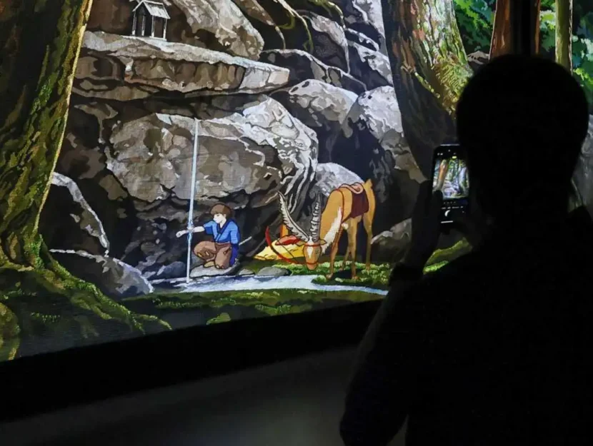 Enorme arazzo ispirato alla "Princess Mononoke" del regista di anime giapponese Hayao Miyazaki: &egrave; stato esposto al padiglione francese dell'Esposizione Universale 2025 di Osaka