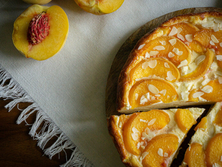 Torta morbida alle pesche con ricotta e mandorle