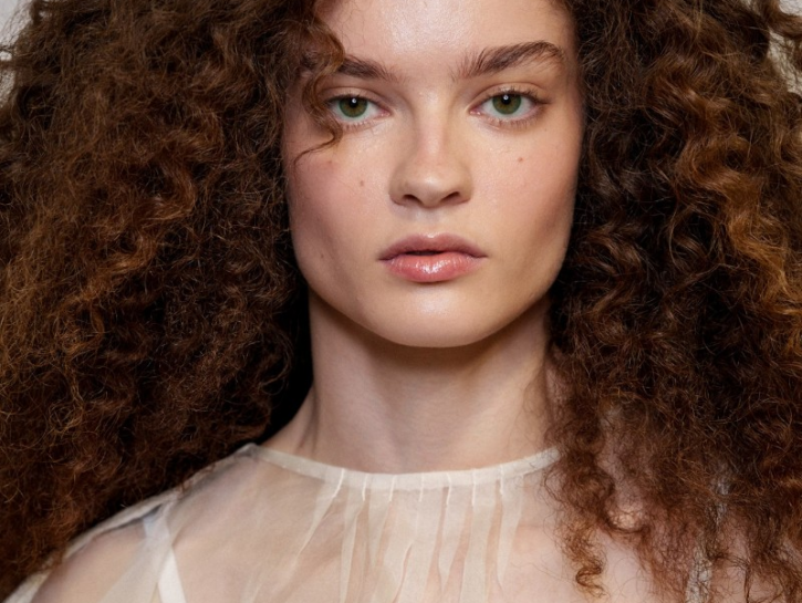 Più volume ai capelli con l’acido ialuronico