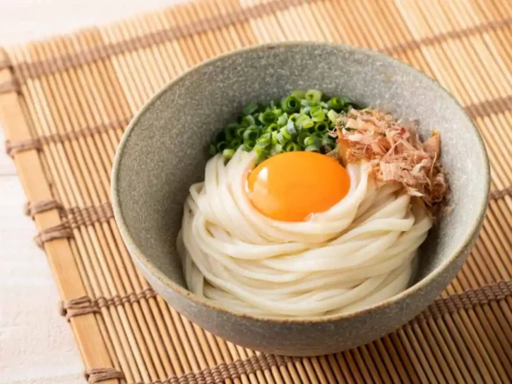 Tsukimi Udon, spaghetti giapponesi con tuorlo d’uovo e cipollotto