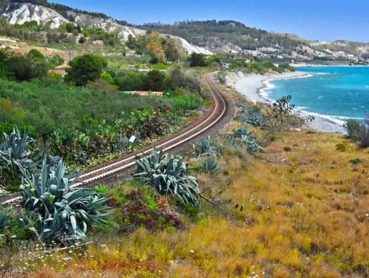 Uno tra i migliori viaggi costieri da fare in treno si trova in Italia