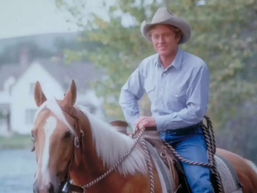 Robert Redford a cavallo in una scena del film L'uomo che sussurrava ai cavalli
