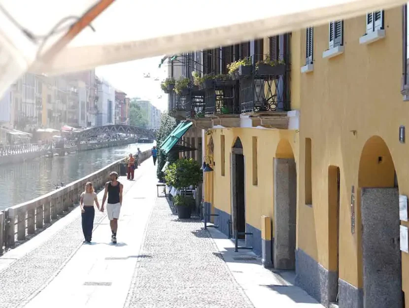 Milano, emergenza caldo in Italia. Persone cercano il fresco sui Navigli