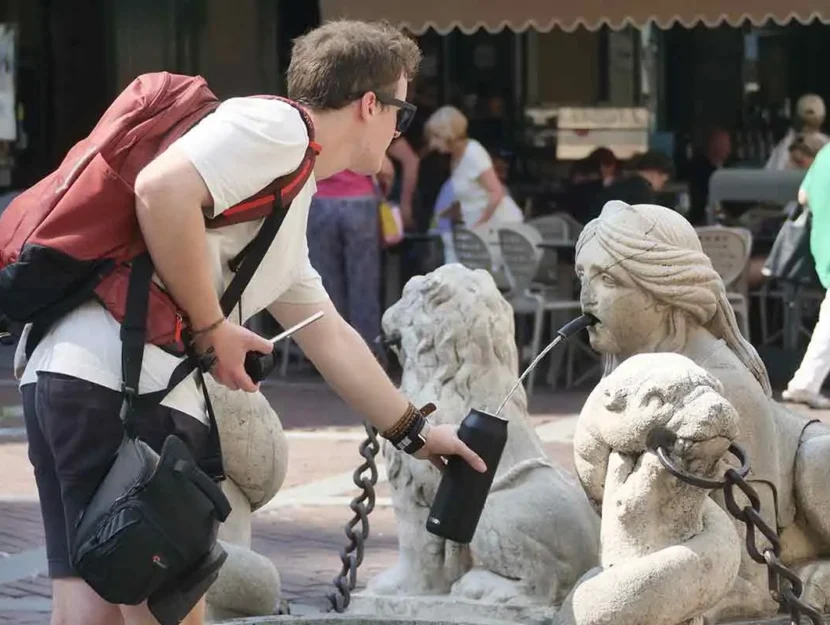 ragazzo prende acqua dalla fontana